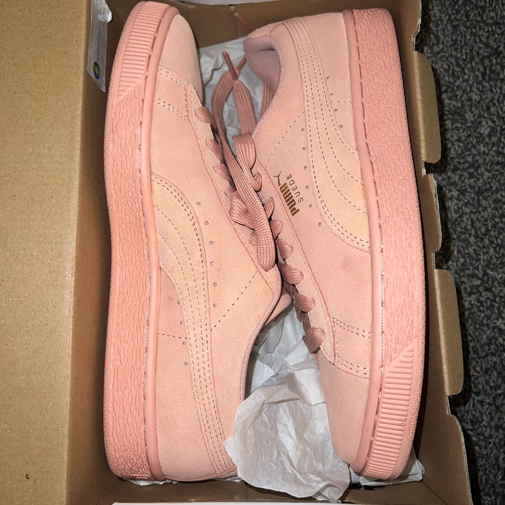 Suede pink pumas